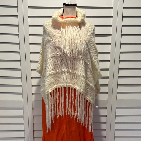 Elegant knitted Cream Knit Poncho with Fringe - Picture 7 of 12
